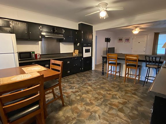 4th image of 1090 Desoto St
