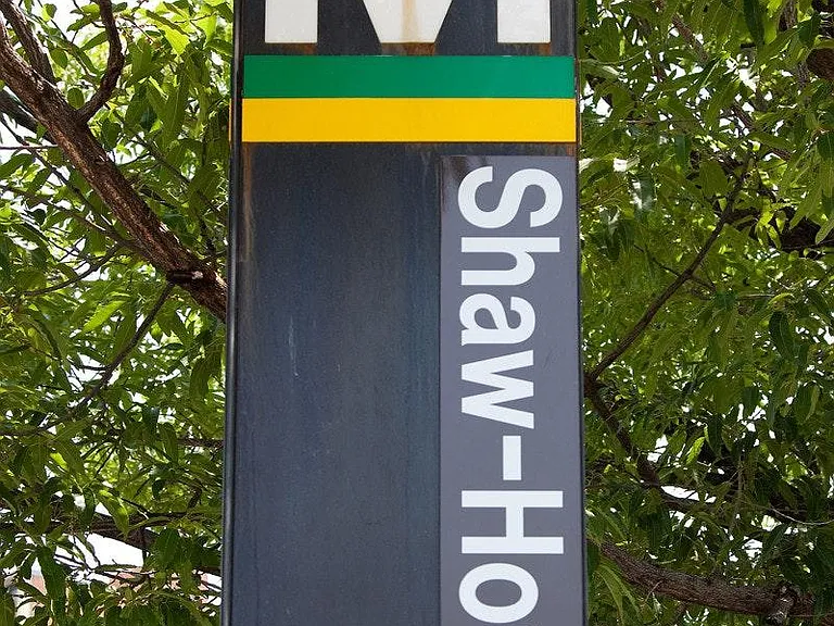 3 minutes walk to Green and Yellow Metro