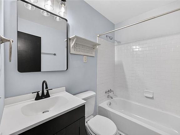 3rd image of 338 Crafton St APT 2