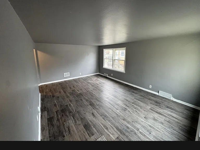 1610 Division Ave — Photo 2