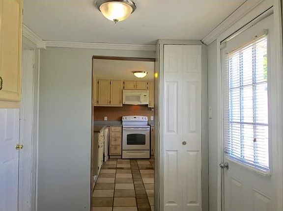 4th image of 900 E Main St