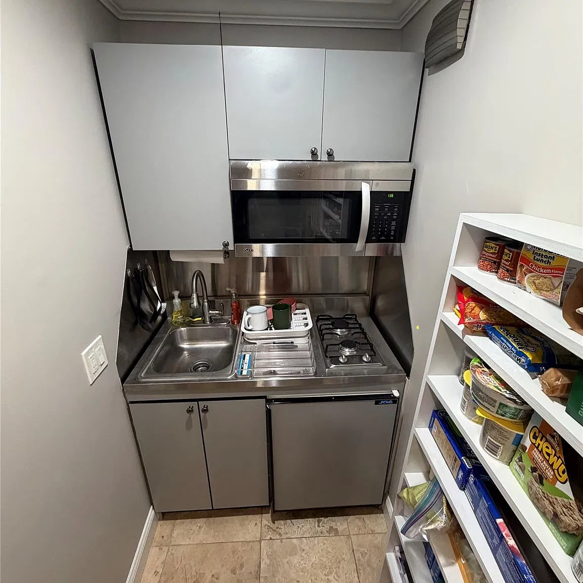 Studio, 1.0 bath, 200 sqft, $1,600 — Photo 3