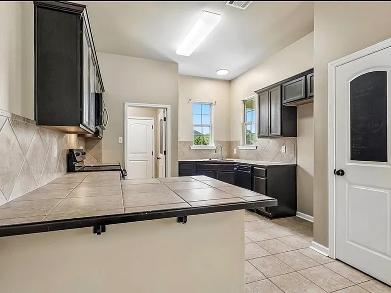 605 Whip St — Photo 5