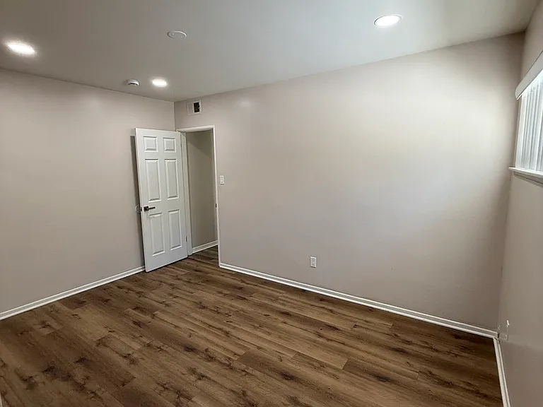 22861 Saticoy St — Photo 7