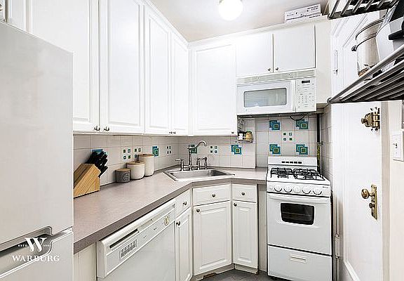 4th image of 41 W 72nd St APT 3H