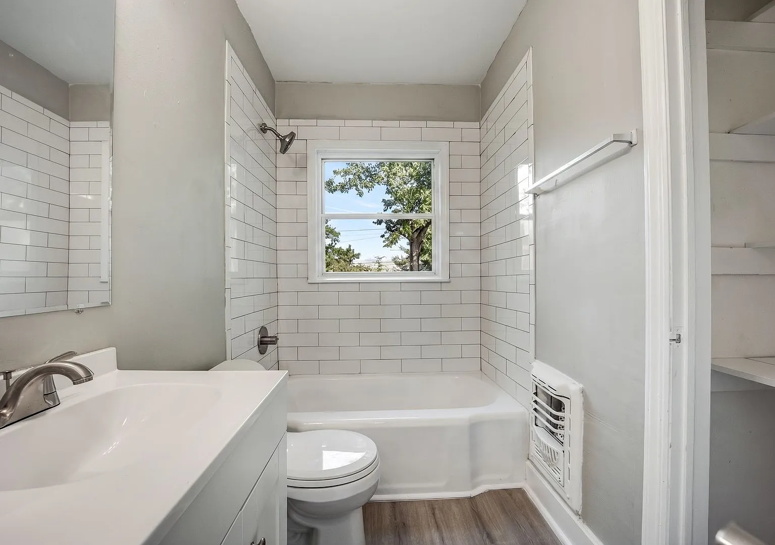 Freshly Updated 3 Bedroom House — Photo 4