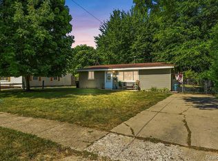 813 Oak Park Dr, Fenton, MI 48430