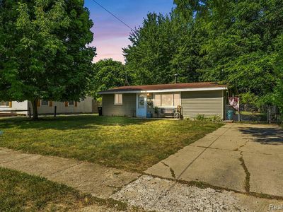 813 Oak Park Dr, Fenton, MI, 48430