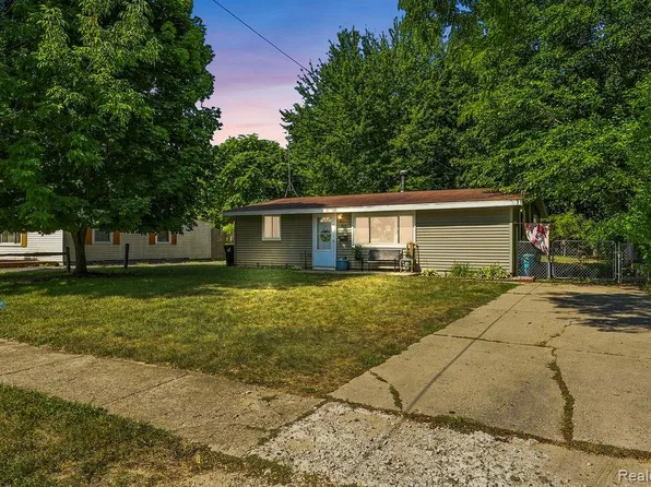 813 Oak Park Dr, Fenton, MI 48430