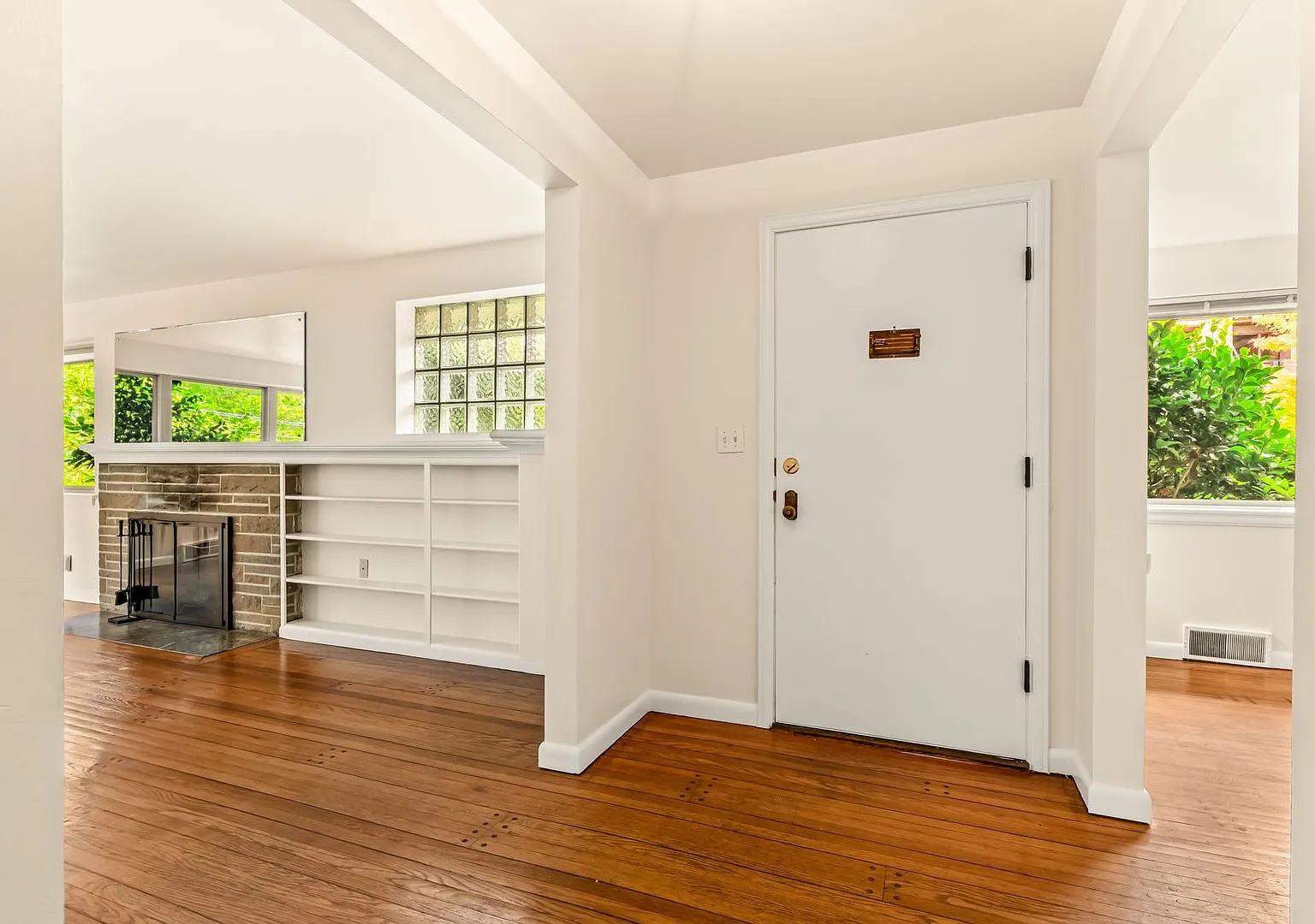2 Bedroom 2 Bathroom + Den Magnolia House! — Photo 3