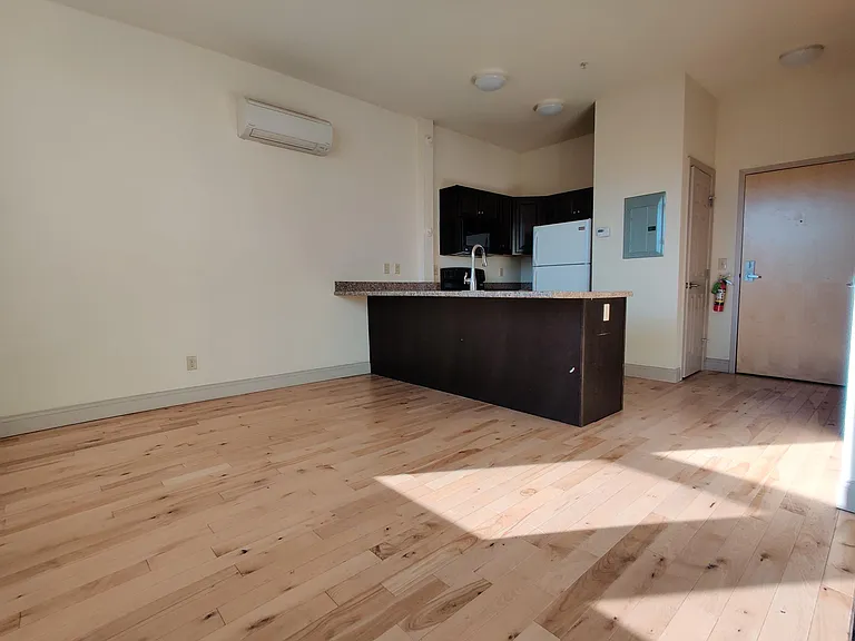 191 College St #212 — Photo 3