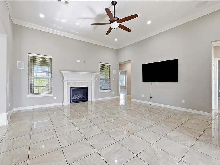 160 Colonial Estates Dr — Photo 7