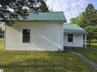 301 W Illinois St, Farwell, MI 48622