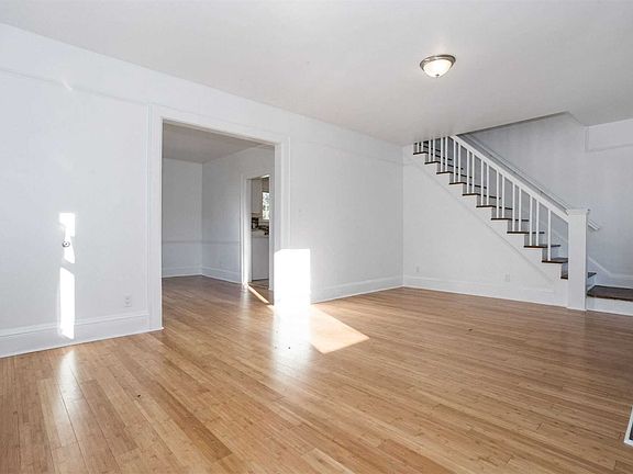 3rd image of 142 Cedar Ave
