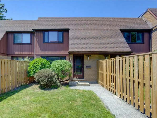 150 Kingswood Dr #B, Kitchener, ON N2E 1S9