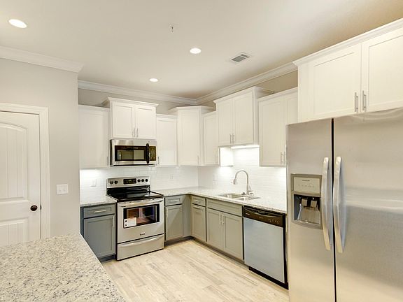 5th image of 605 Mariners Cir #605