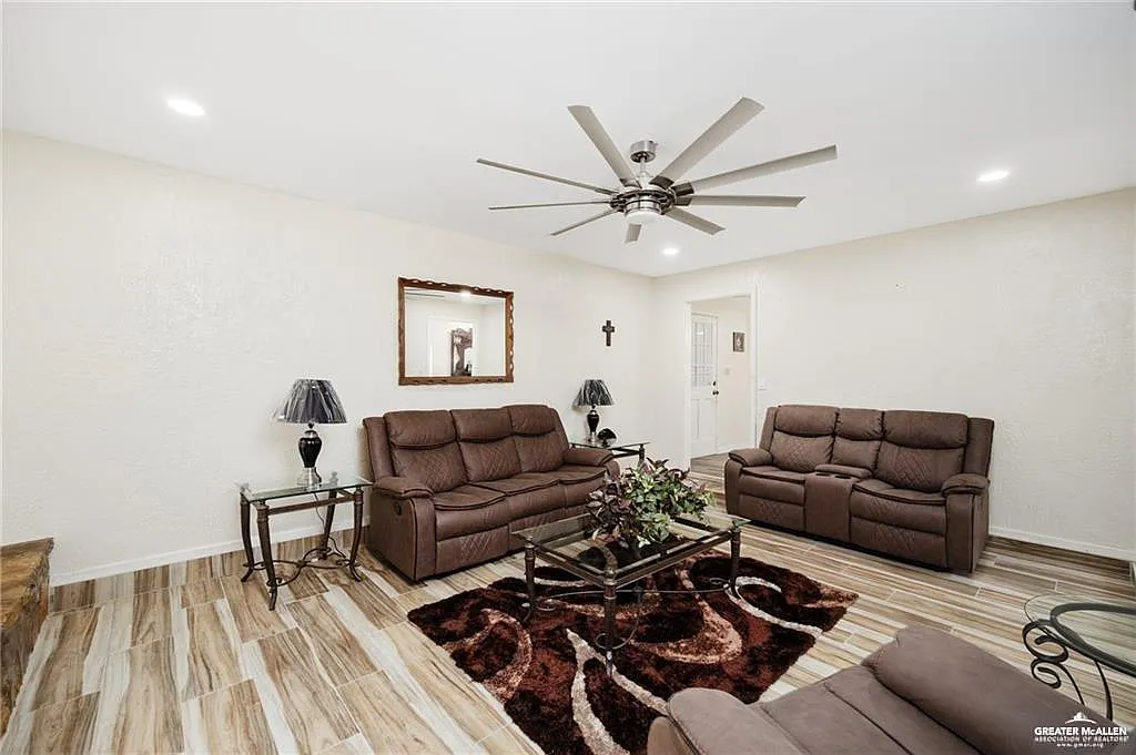 3 bed, 2.0 bath, 1901 sqft, $1,500 — Photo 3