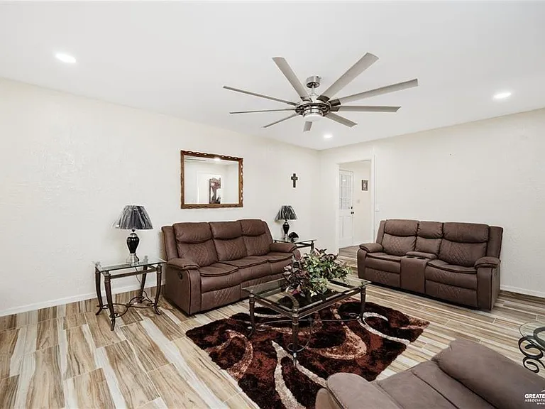 410 Stacie Ln — Photo 3