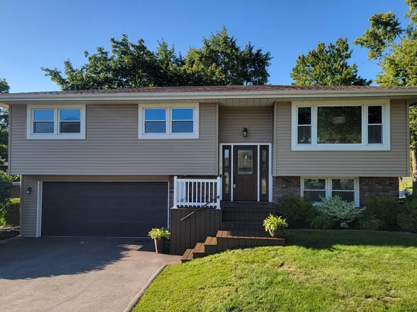 901 Iroquois Dr, Crown Point, IN 46307