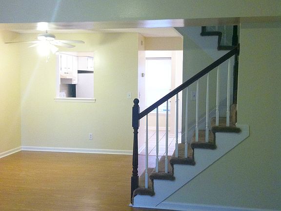 Dining area between the family room and kitchen