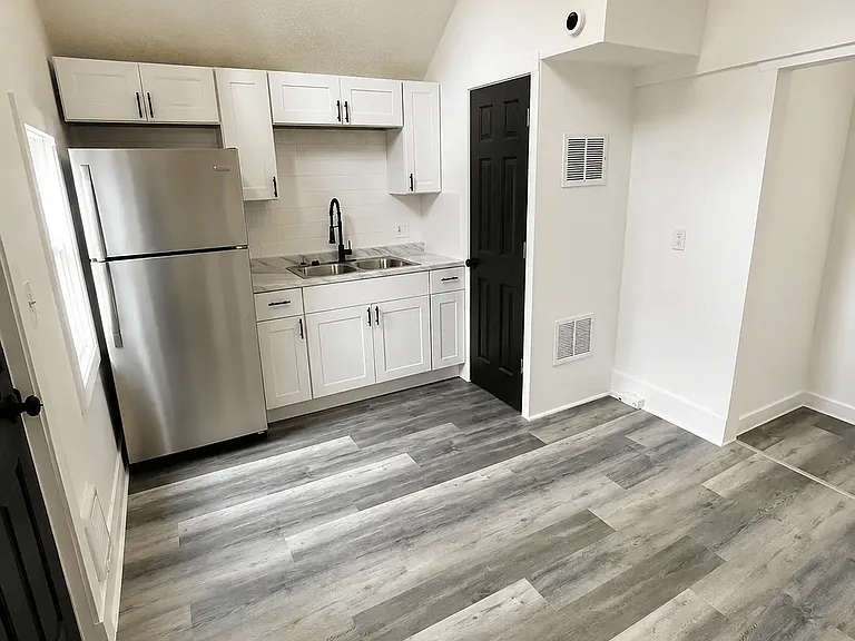 111 E Cheyenne Rd — Photo 2