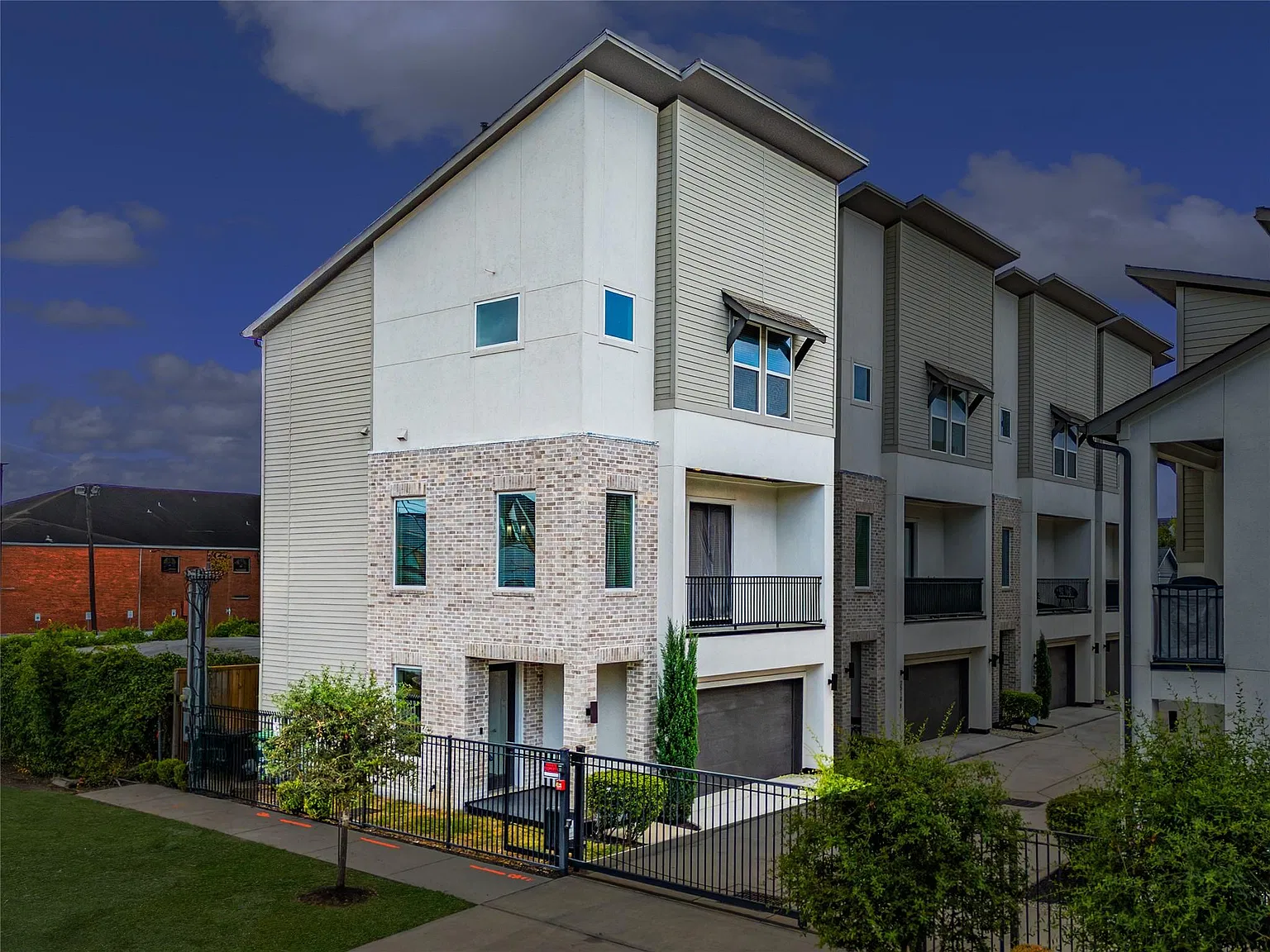 3 bed, 3.5 bath, 2042 sqft, $2,600 — Photo 3