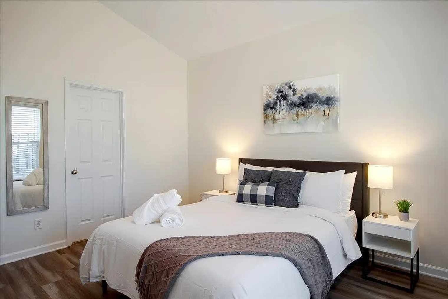 3 bed, 2.0 bath, 1399 sqft, $3,367 — Photo 2