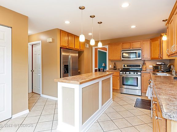 3rd image of 120 Burnett Ave