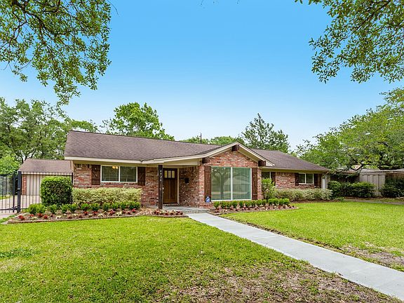 3rd image of 4926 Loch Lomond Dr