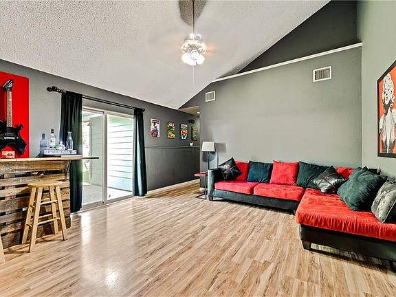 3rd image of 602 Cox St