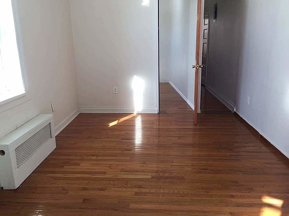 4th image of 14-34 Astoria Blvd #2