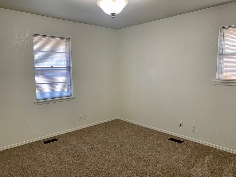 2716 Chaucer Dr — Photo 16