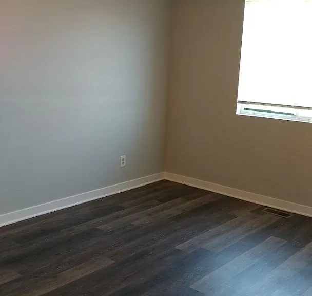 916 Regent Dr — Photo 2