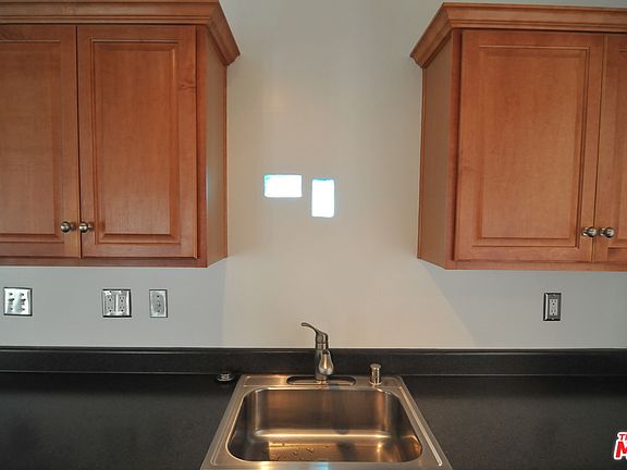 5th image of 915 Marine St APT 3