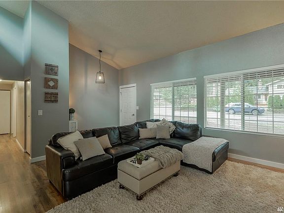 5th image of 945 207th Pl NE