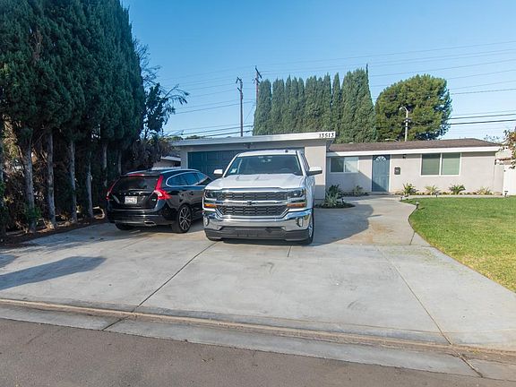 Drive way with 2 parking space