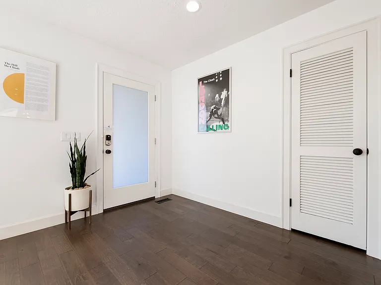 910 NW 8th St — Photo 12