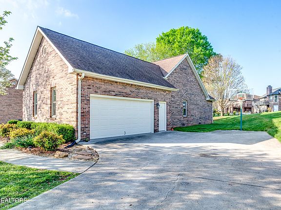 3rd image of 5605 Glenlyn Dr