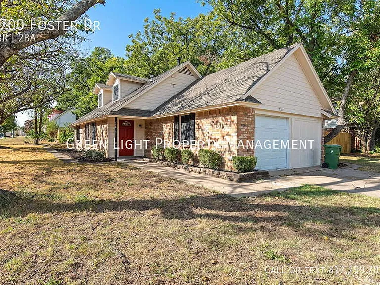 1700 Foster Dr — Photo 1