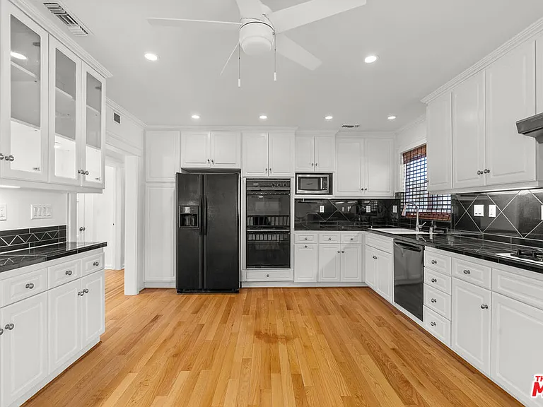 4352 Globe Ave — Photo 10