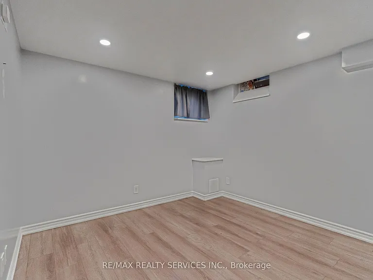 28 Manzanita Cres #BASEMENT — Photo 13