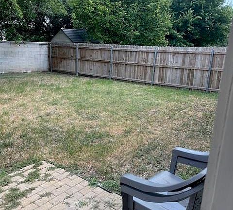 Nice back yard with no neighbors behind.