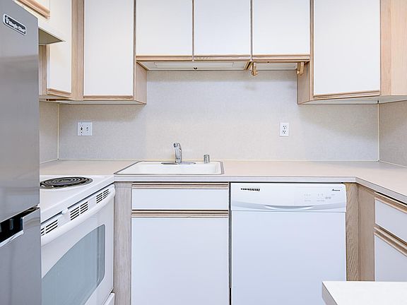 3rd image of 2707 Franklin Ave E APT 2