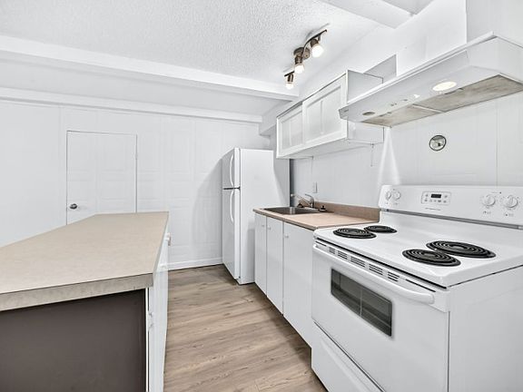 5th image of 5801 41 Street Cres