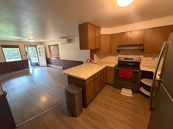 4th image of 708 11th Ave E
