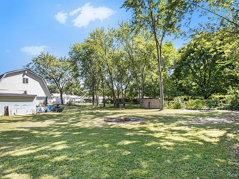 2752 Dashwood Dr — Photo 12