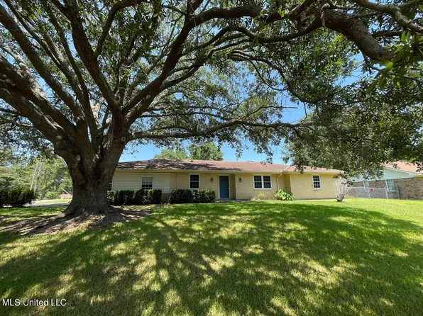 1211 Ridgewood Ln, Picayune, MS 39466