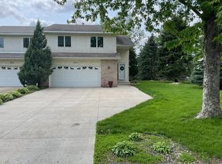 327 Berkshire Ln N, Plymouth, MN 55441