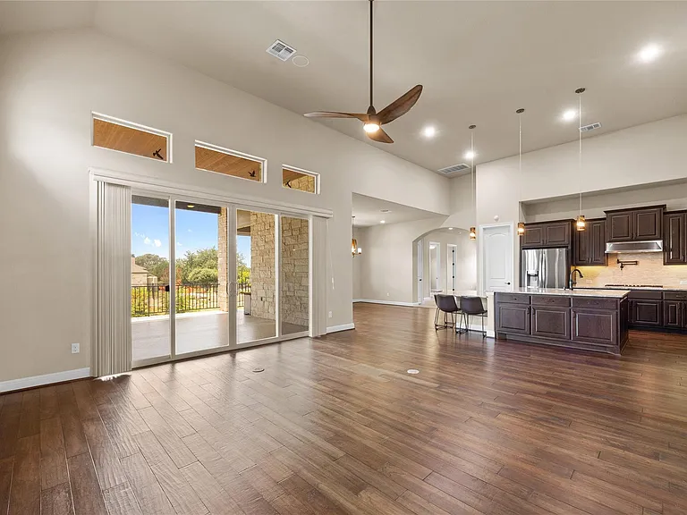 900 Hawthorne Loop — Photo 8