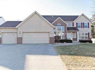 4301 Roxbury Dr NW, Cedar Rapids, IA 52405